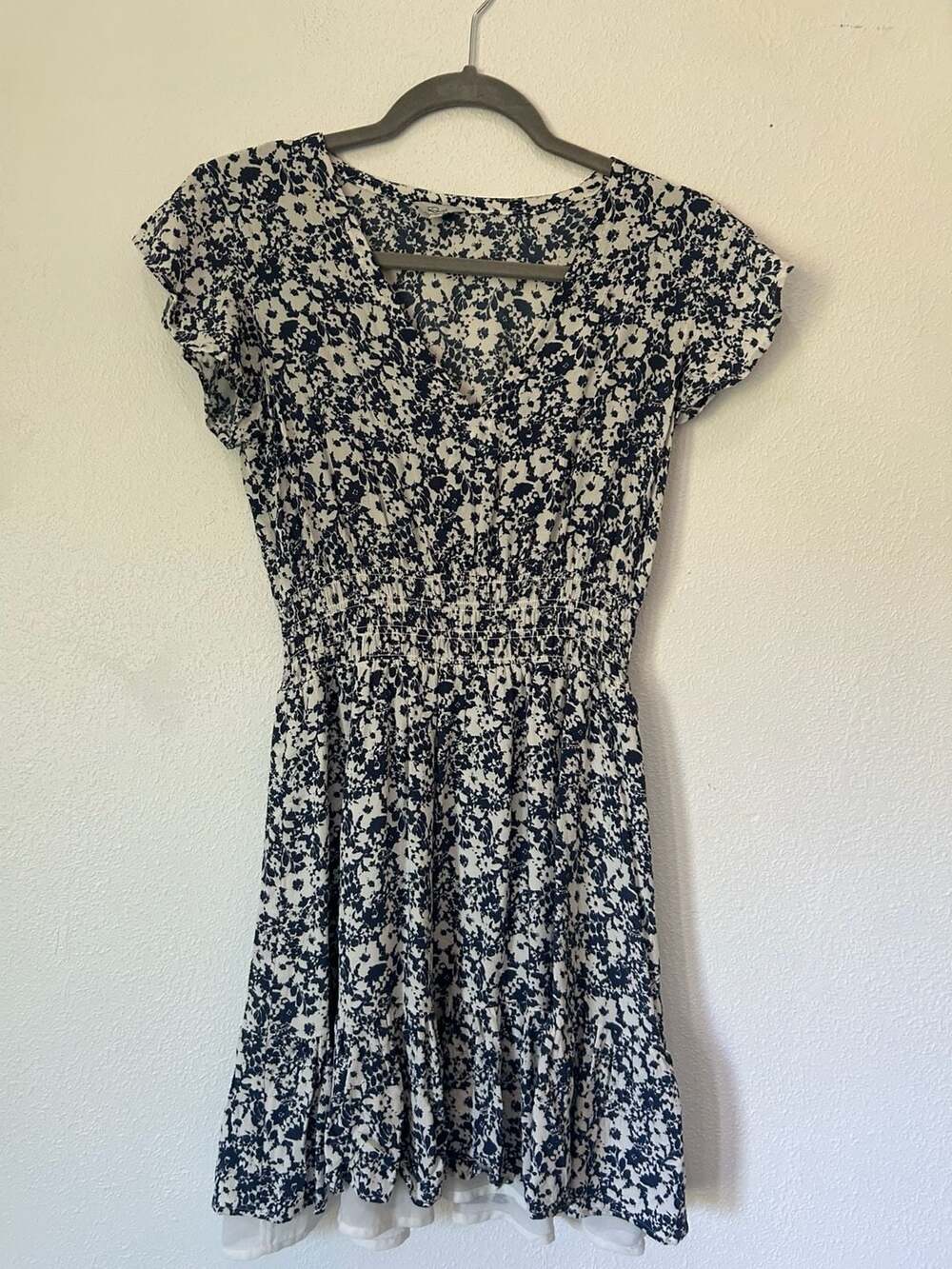 Rails Tara mini dress Floral V-Neck Smocked Waist navy am& white